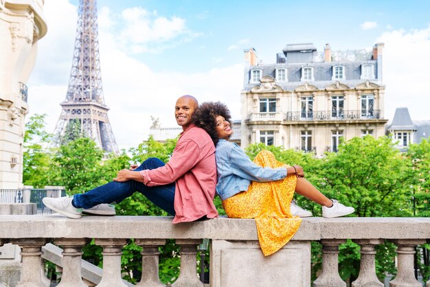 Bella coppia afroamericana innamorata in visita a Parigi