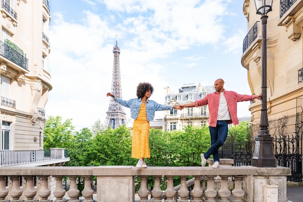 Bella coppia afroamericana innamorata in visita a Parigi