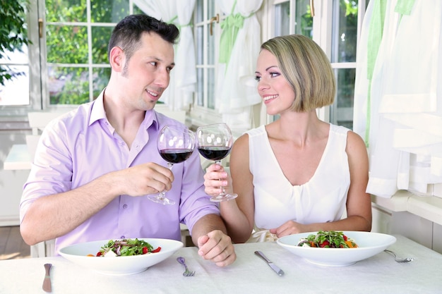 Bella coppia che cena romantica al ristorante