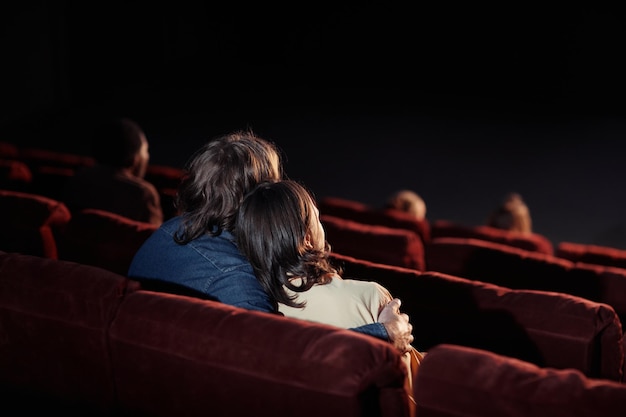 Bella coppia che guarda film al cinema