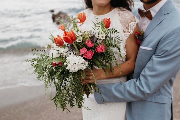 Bella coppia che ha un matrimonio sulla spiaggia