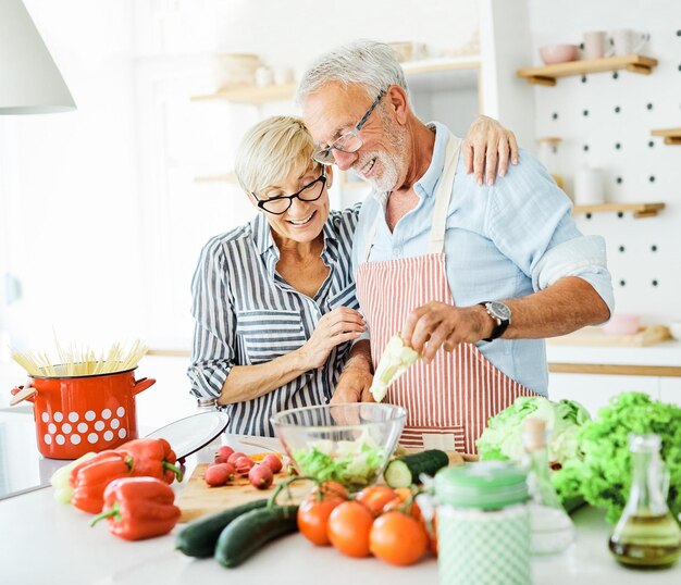 Bella coppia che prepara il cibo per il pranzo in cucina