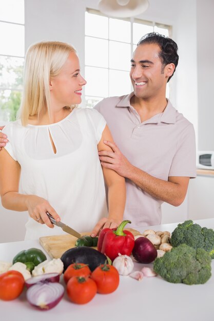 Bella coppia che prepara la cena