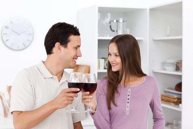 Bella coppia dando un brindisi con vino rosso