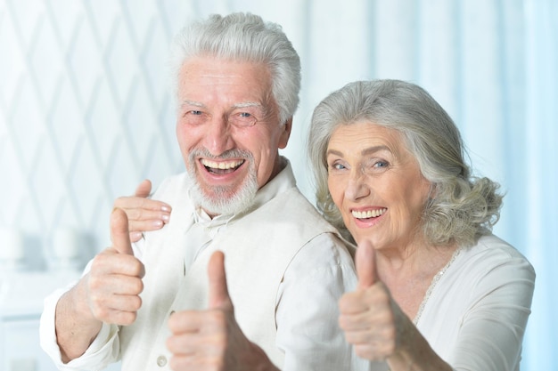 Bella coppia di anziani felici