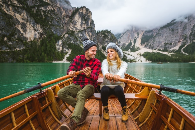 Bella coppia di giovani adulti che visitano un lago alpino a Braies Italia