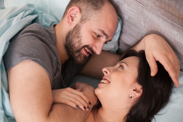 Bella coppia di innamorati al mattino indossando il pigiama. Moglie sorridente.