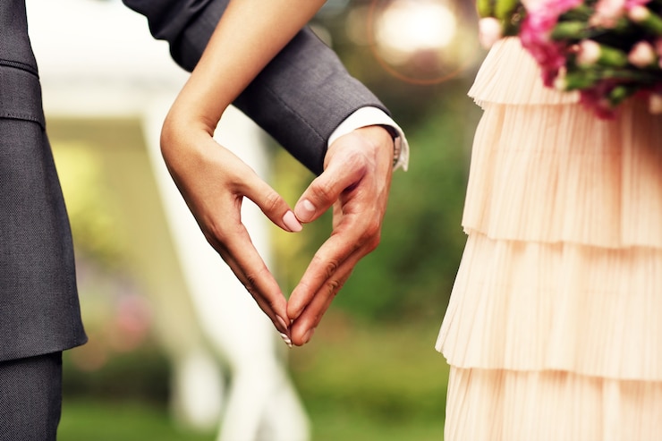 Foto bella coppia di sposi che si gode il matrimonio