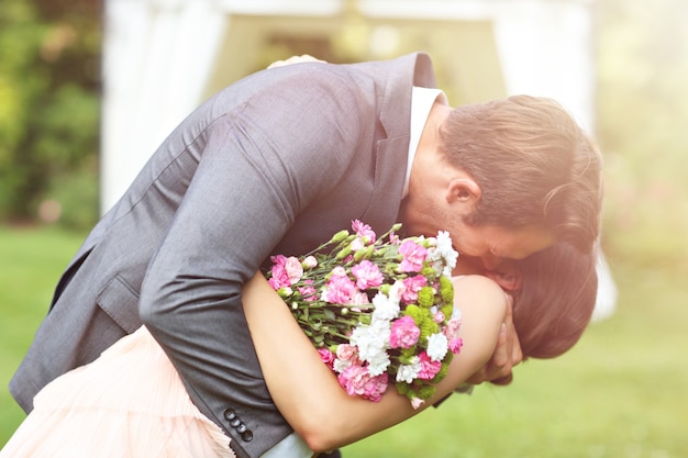 bella coppia di sposi che si gode il matrimonio