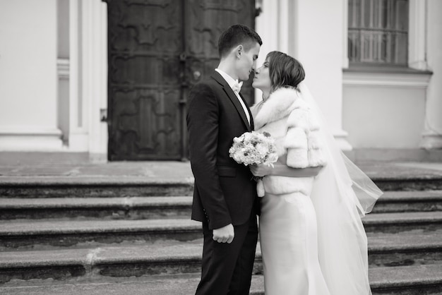 Bella coppia di sposi. Sposa e sposo al giorno delle nozze che camminano all'aperto. Sposi, sposi felici.