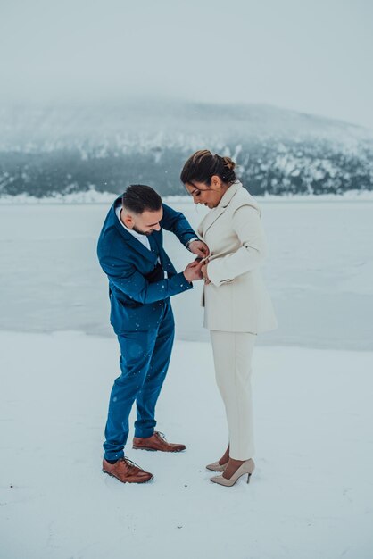 Bella coppia di sposi sul loro matrimonio invernale