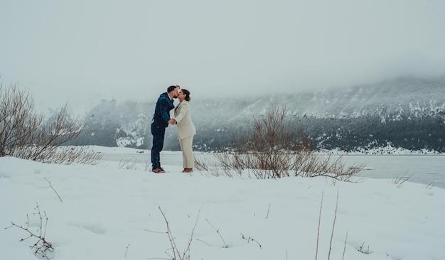 Bella coppia di sposi sul loro matrimonio invernale