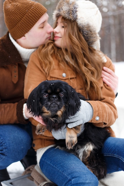 bella coppia e cane che si godono l'inverno