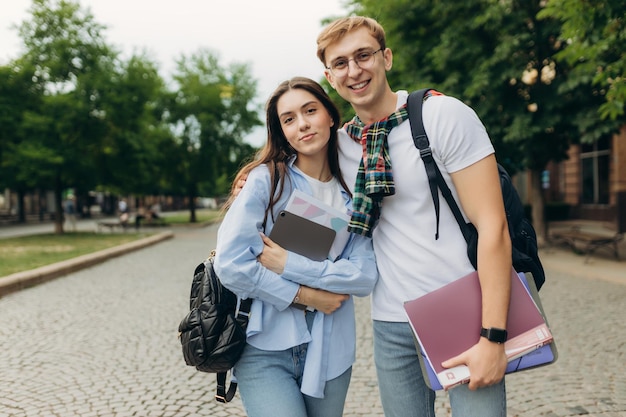 Bella coppia felice ritratto estivo Giovane donna e uomo sorridente gioiosa in una città Concetto di studenti di turismo di viaggio di amore