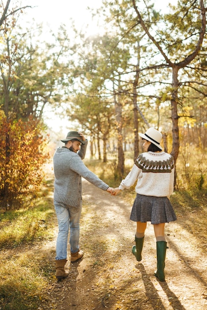 Bella coppia hipster guardandosi Coppia che indossa bei cappelli e maglioni