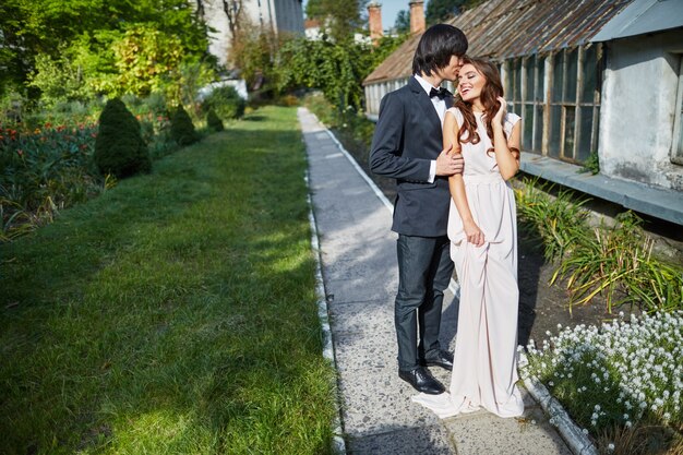 Bella coppia in piedi vicino a vicenda al parco, foto del matrimonio, bella coppia, giorno del matrimonio, ritratto.