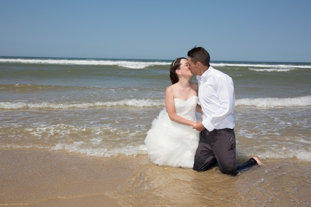 Bella coppia in spiaggia felici insieme