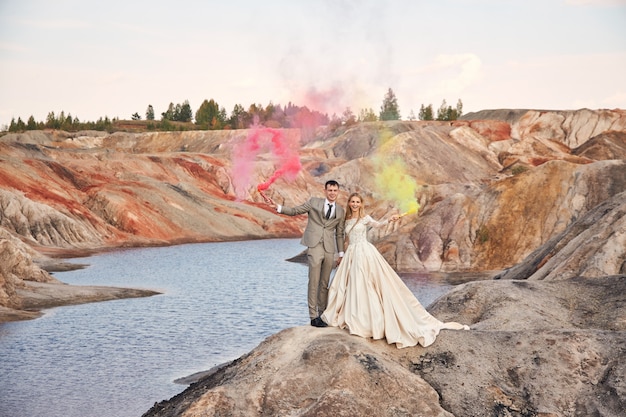 Bella coppia innamorata su un paesaggio favoloso, matrimonio nella natura, amore bacio e abbraccio.