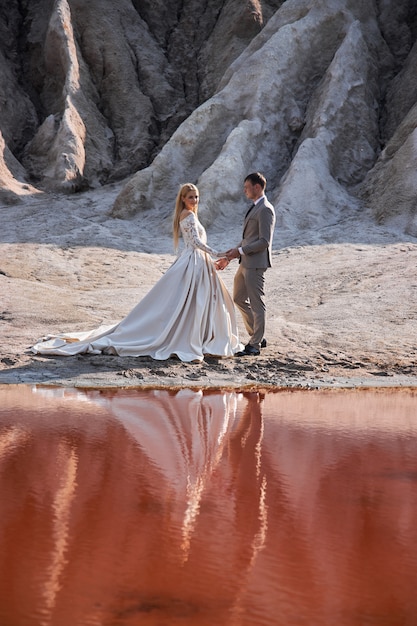 Bella coppia innamorata su un paesaggio favoloso, matrimonio nella natura, amore bacio e abbraccio.