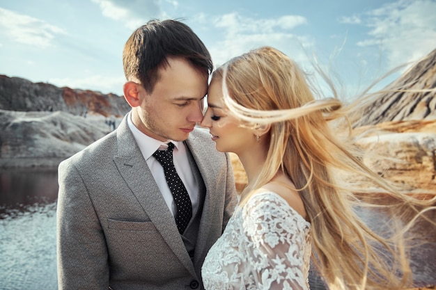 Bella coppia innamorata su un paesaggio favoloso, matrimonio nella natura, bacio d'amore e abbraccio. 14 settembre 2019