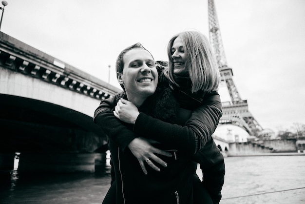 Bella coppia romantica a Parigi vicino alla torre eiffel