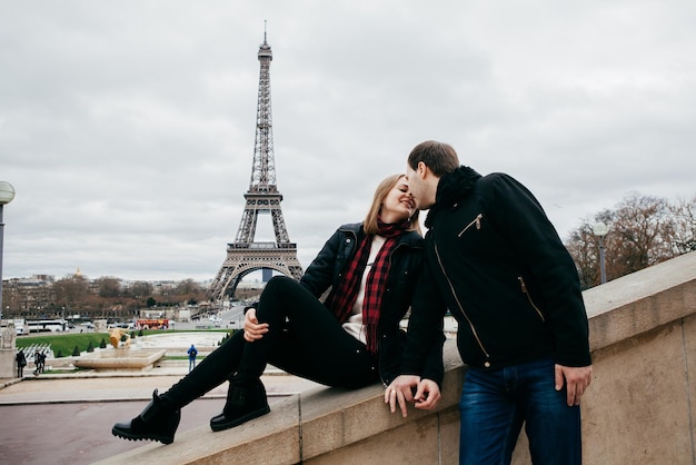 Bella coppia romantica a Parigi vicino alla torre eiffel