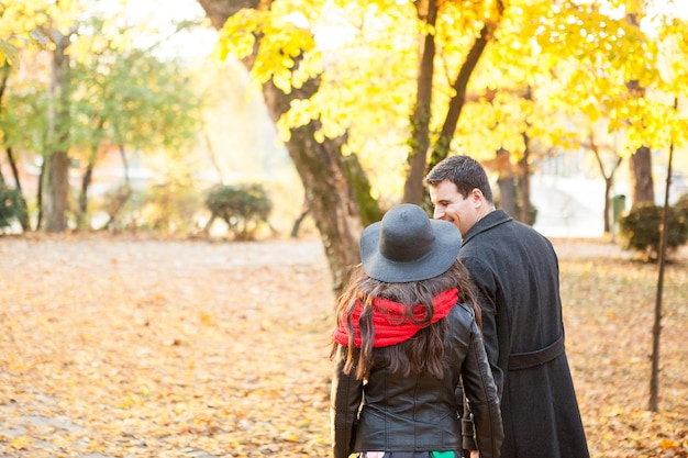 Bella coppia romantica nel parco autunnale divertendosi