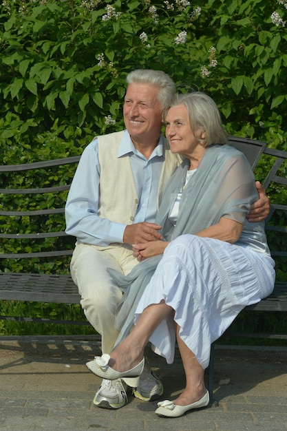 Bella coppia senior caucasica nella seduta del parco
