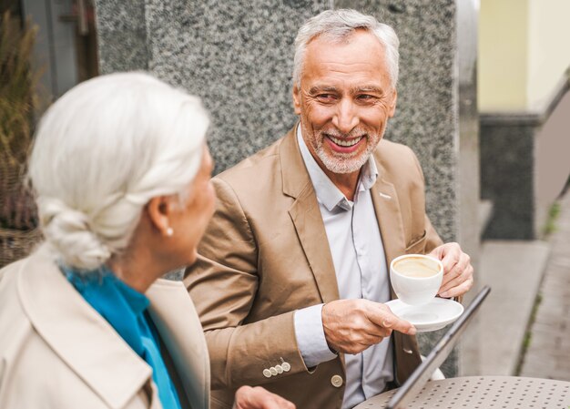 Bella coppia senior datazione all'aperto