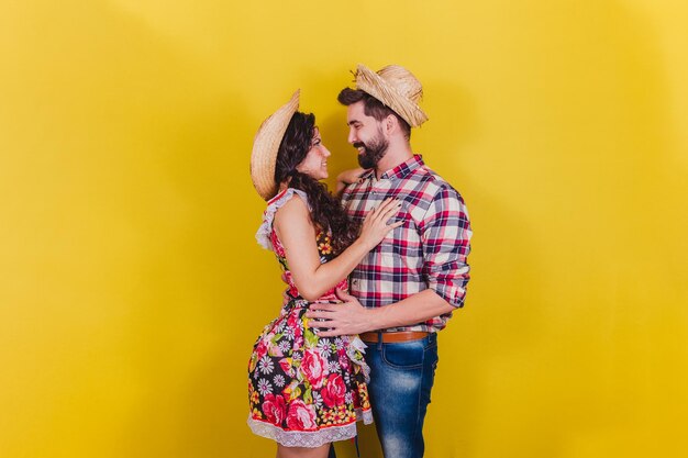 Bella coppia vestita con abiti tipici per un concetto romantico di Festa Junina Arraia de Sao Joao ravvicinato