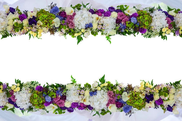 Bella cornice per una carta da fiori naturali isolati