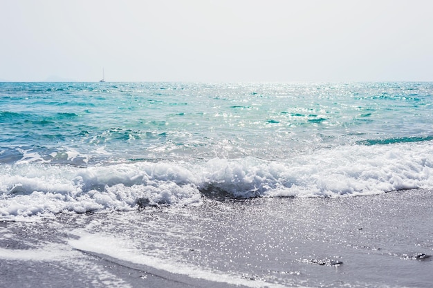 Bella costa del mare con acqua turchese. Messa a fuoco selettiva