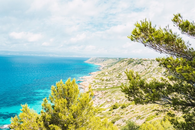 Bella costa del mare vicino al villaggio di Maiorca