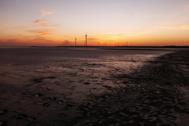 Bella costa dell'isola di Jarilgach in Ucraina alla sera