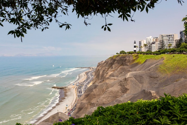 Bella costa dell'Oceano Pacifico a Lima, nell'area di Miraflores nella città di Lima, Perù