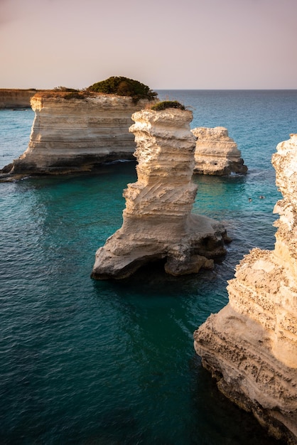 Bella costa rocciosa del mare in Italia con acqua limpida