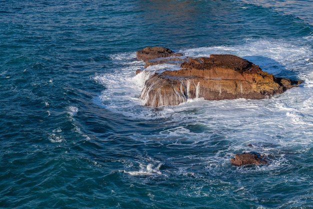 Bella costa rocciosa e mare blu in Portogallo