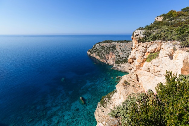 Bella costa rocciosa in Grecia