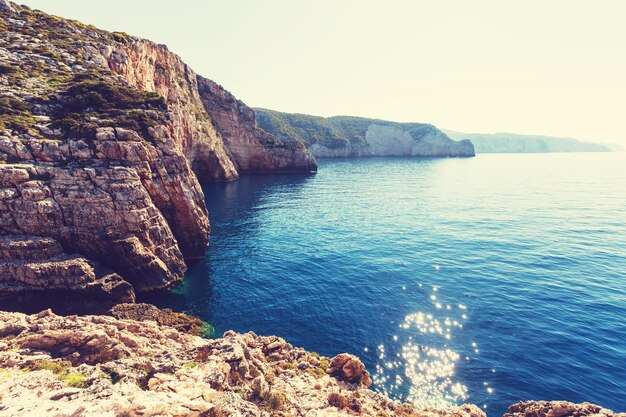 Bella costa rocciosa in Grecia