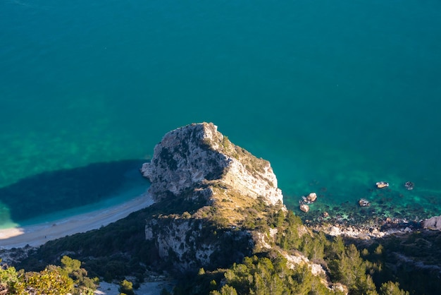 Bella costa rocciosa nel Mar Mediterraneo vista dall'alto