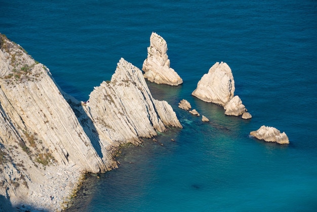 Bella costa rocciosa nel Mar Mediterraneo vista dall'alto