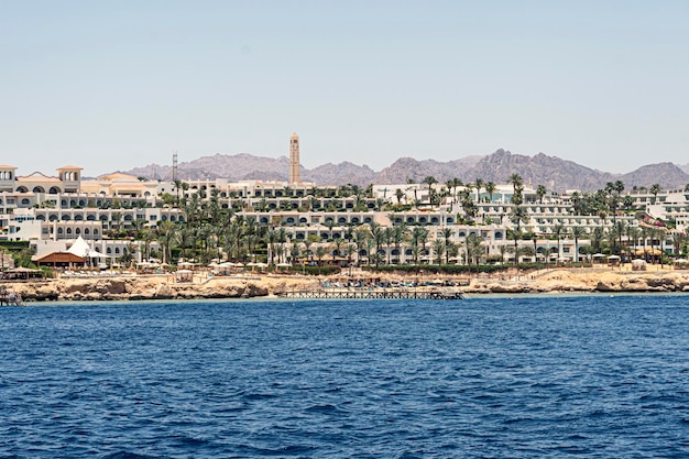 Bella costa rocciosa nella località turistica di Sharm el Sheikh Egitto Vista dal mare Paesaggio egiziano nel Sinai
