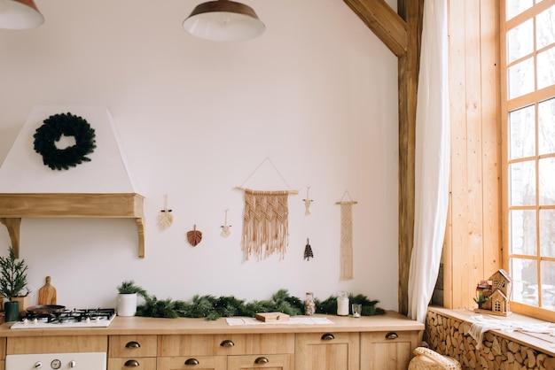 Bella cucina bianca in stile scandinavo con decorazioni natalizie