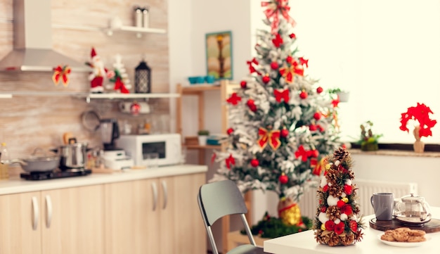 Bella cucina moderna vuota con biscotti deliziosi per le vacanze invernali