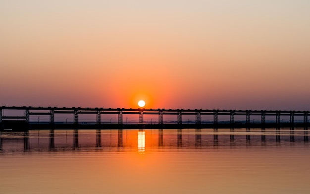 Bella cupa vista del tramonto sul fiume Koshi in Nepal.