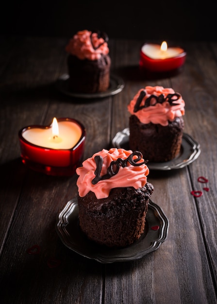 Bella cupcake al cioccolato con cuore