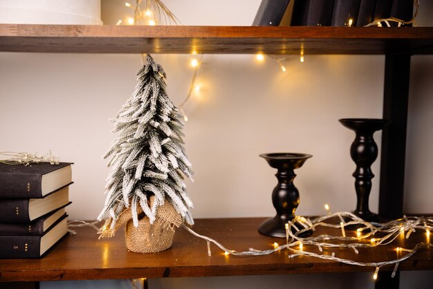 Bella decorazione albero di Natale in miniatura con ghirlanda