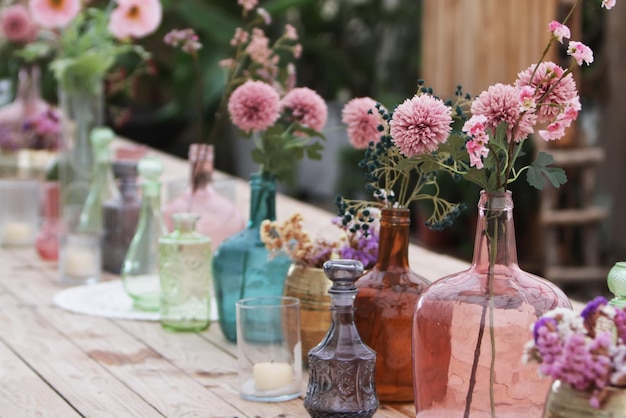 Bella decorazione con fiori e vasi di vetro colorati
