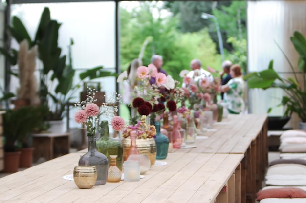 Bella decorazione con fiori e vasi di vetro colorati