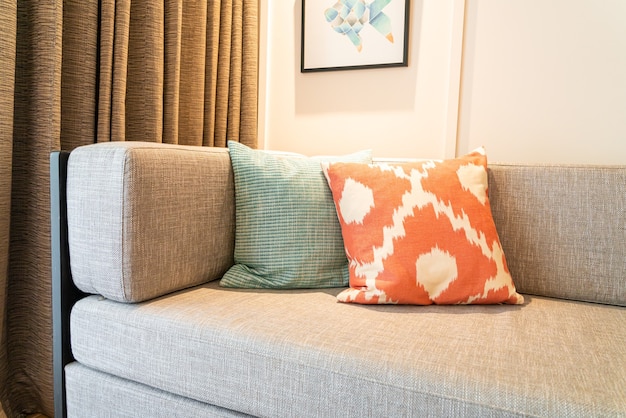 bella decorazione cuscino sul divano nel soggiorno